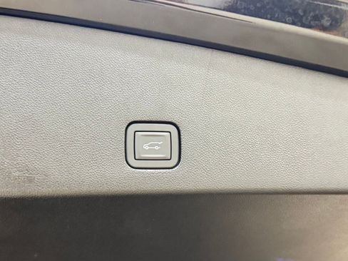 New 2025 Cadillac XT6 Luxury image 18