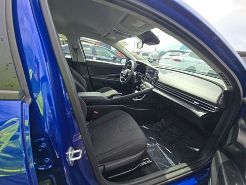 Used 2021 Hyundai Elantra SE FWD image 15