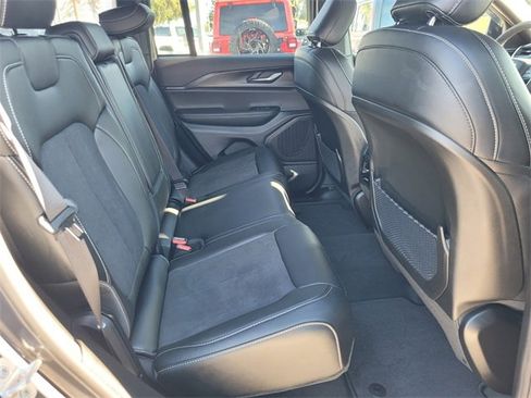 Used 2025 Jeep Grand Cherokee Altitude image 12
