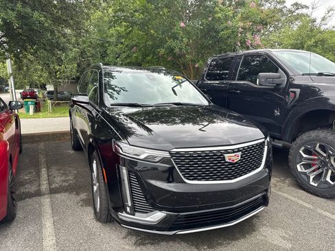 Used 2025 Cadillac XT6 Premium Luxury FWD image 3