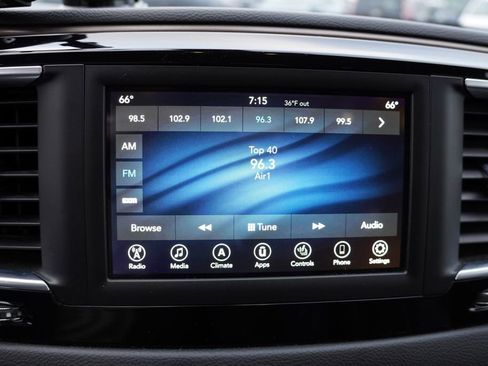 Used 2018 Chrysler Pacifica Touring-L image 5