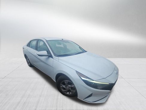 Used 2022 Hyundai Elantra SE FWD image 3