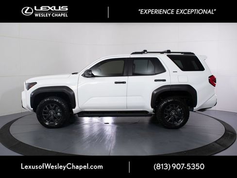 Used 2025 Toyota 4Runner SR5 AWD/4WD image 10