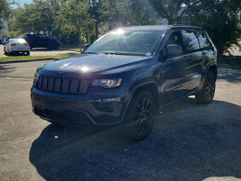 Used 2018 Jeep Grand Cherokee Altitude AWD/4WD image 4
