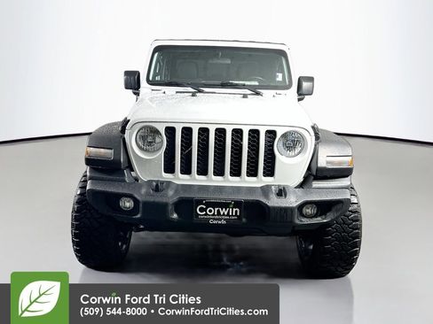 Used 2020 Jeep Gladiator Sport w/ Technology Group AWD/4WD image 4