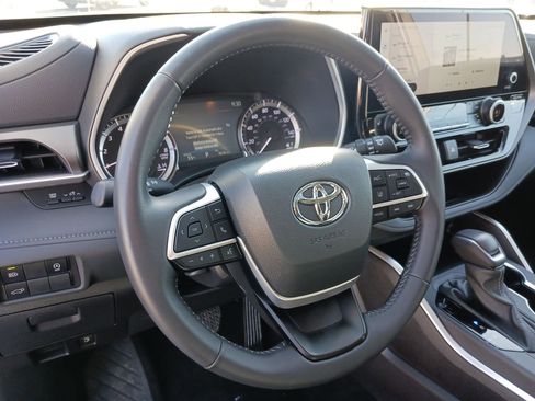 Used 2025 Toyota Highlander XLE image 18
