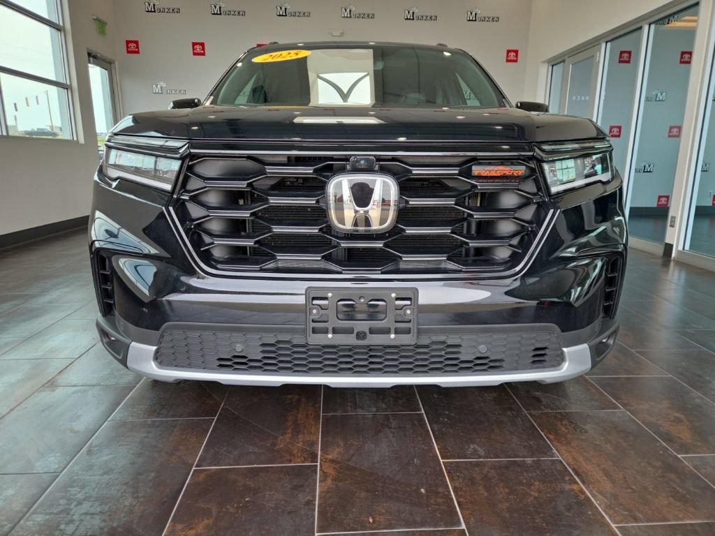 Used 2025 Honda Pilot TrailSport image 2