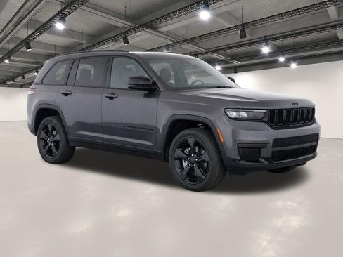 Used 2023 Jeep Grand Cherokee L Laredo RWD image 2