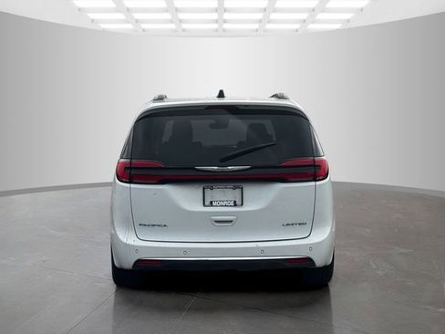 Used 2023 Chrysler Pacifica Limited FWD image 6