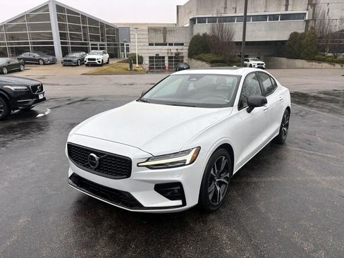 Used 2025 Volvo S60 B5 Core image 3