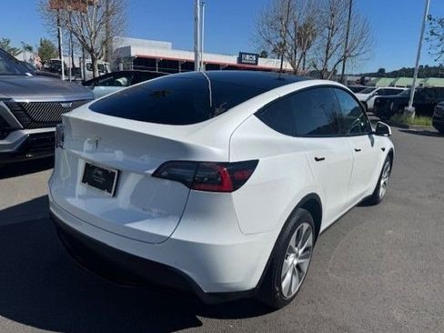 Used 2021 Tesla Model Y Long Range image 6