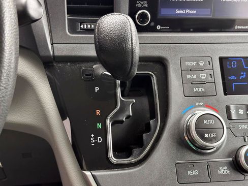 Used 2020 Toyota Sienna LE FWD image 25