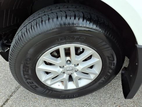 Used 2017 Nissan Frontier SV w/ SV Value Truck Package AWD/4WD image 3