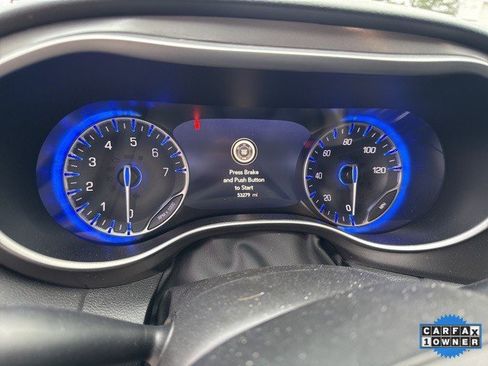 Used 2024 Chrysler Pacifica Touring-L image 9