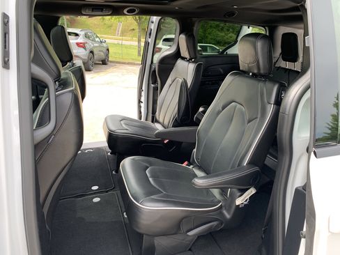 Used 2025 Chrysler Pacifica Limited FWD image 31