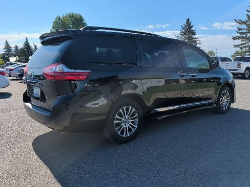 Used 2019 Toyota Sienna XLE w/ XLE Navigation Package FWD image 3