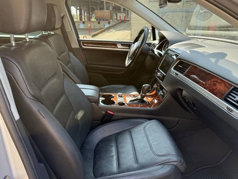 Used 2012 Volkswagen Touareg Sport image 8