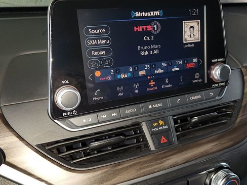 Used 2025 Nissan Altima 2.5 SV FWD image 17