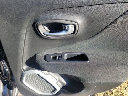 Used 2018 Jeep Renegade Latitude w/ Cold Weather Group image 24