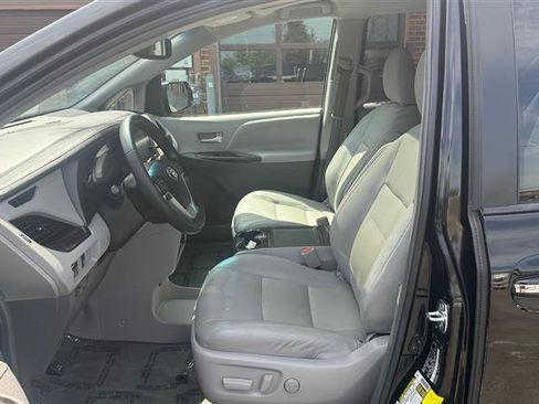Used 2017 Toyota Sienna XLE image 32