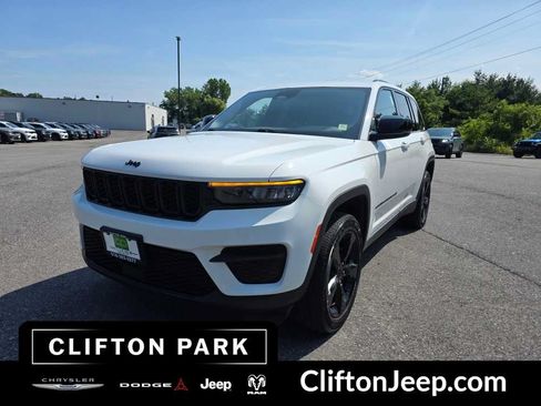 Used 2023 Jeep Grand Cherokee Altitude AWD/4WD image 1