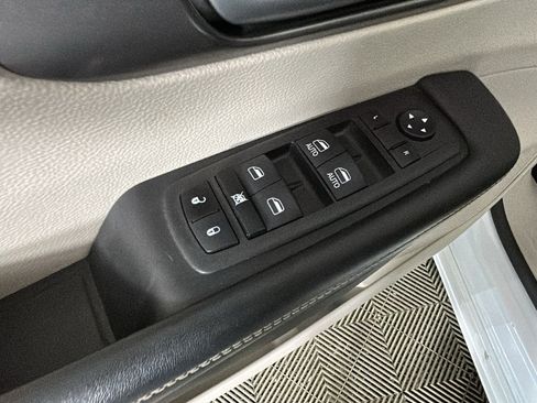 Used 2024 Chrysler Pacifica Touring-L FWD image 10