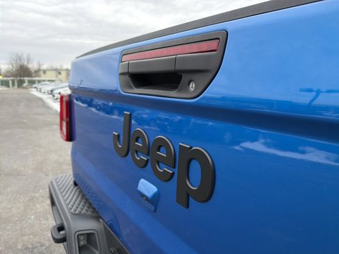 Used 2023 Jeep Gladiator Willys image 30