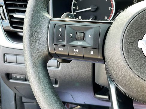 Used 2023 Nissan Rogue SV image 31