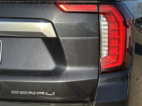 Used 2023 GMC Yukon XL Denali image 8