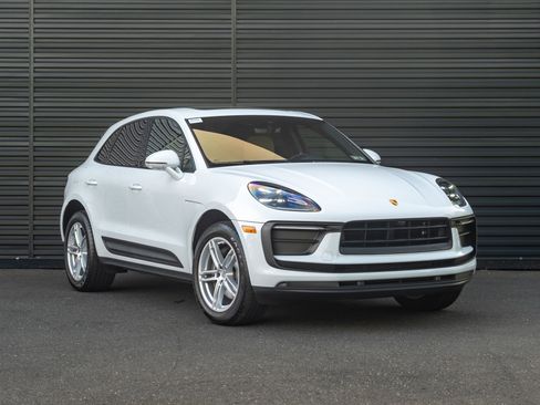 Certified 2022 Porsche Macan AWD/4WD image 10