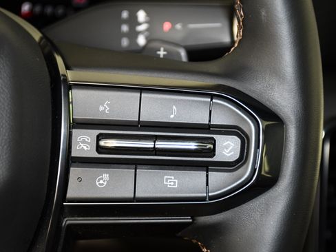 Used 2025 GMC Yukon AT4 AWD/4WD image 23