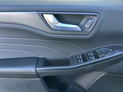 Used 2024 Ford Escape SE image 11