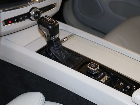 Used 2019 Volvo XC60 T5 Momentum w/ Premium Package image 46