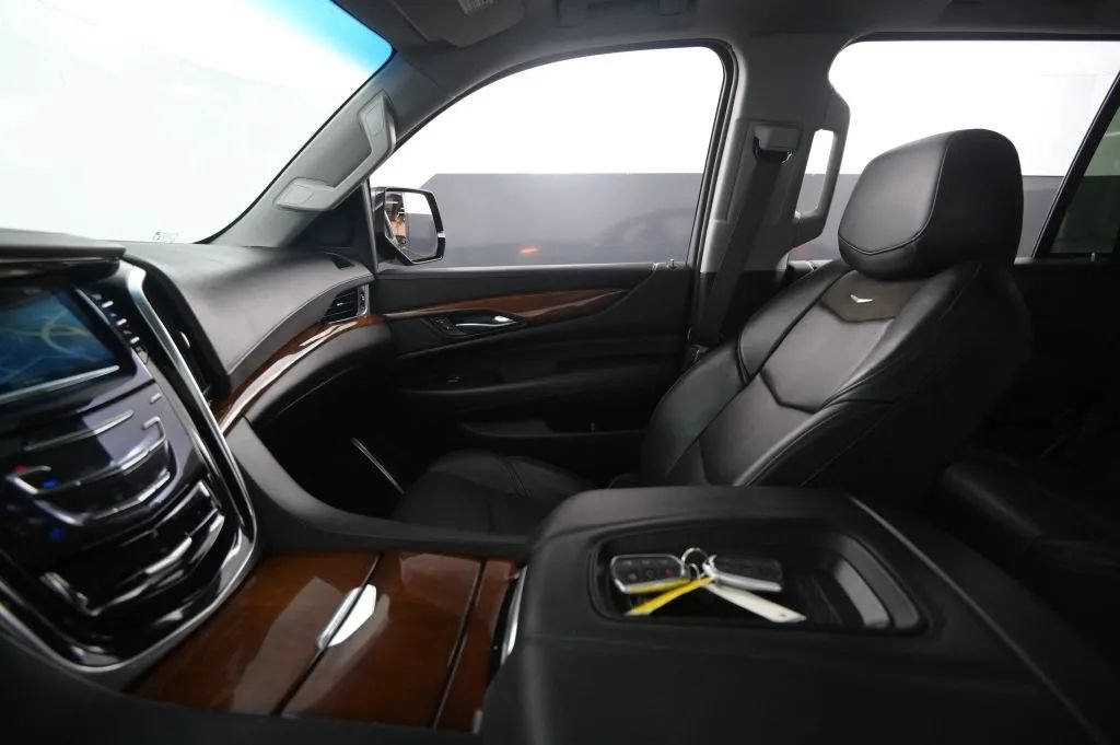 Used 2019 Cadillac Escalade Premium Luxury w/ LPO, Radiant Package AWD/4WD image 24