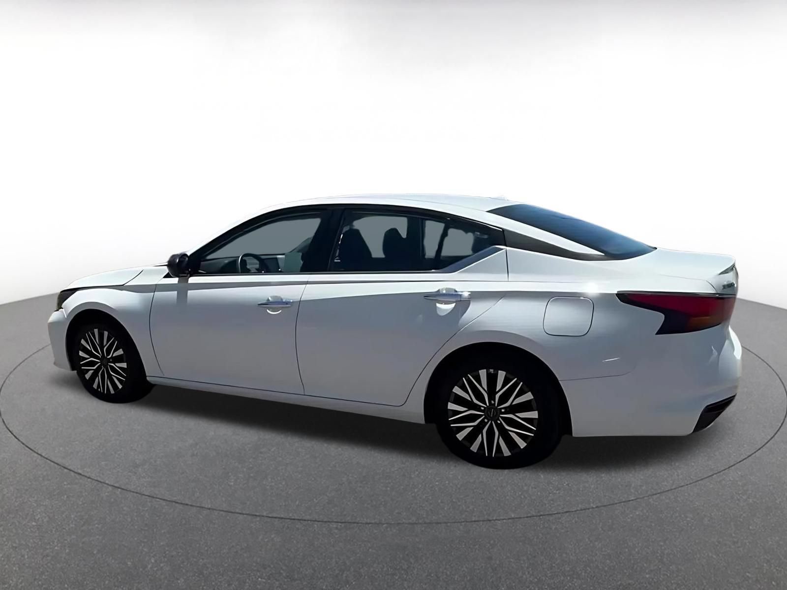 Used 2025 Nissan Altima 2.5 SV FWD image 9