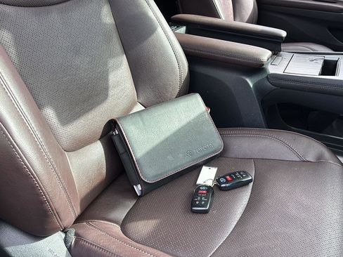 Used 2023 Toyota Sienna Platinum image 7