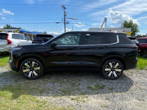 New 2025 Mitsubishi Outlander SE image 2