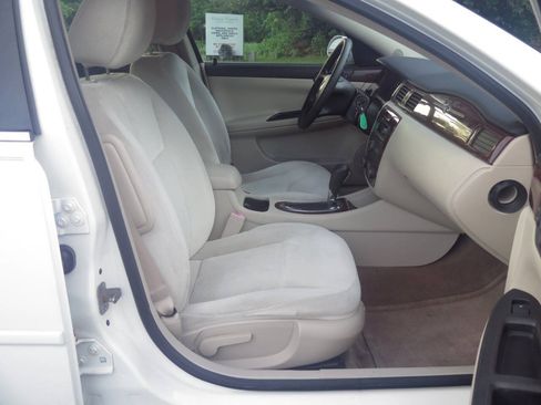 Used 2009 Chevrolet Impala LT FWD image 15