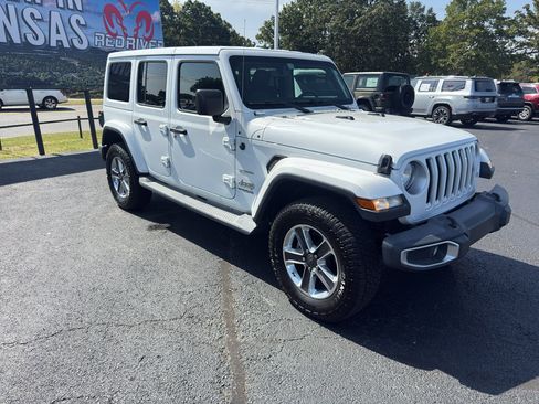 Used 2018 Jeep Wrangler Unlimited Sahara AWD/4WD image 3