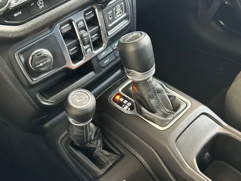 Used 2024 Jeep Gladiator Sport AWD/4WD image 22