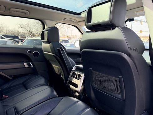 Used 2015 Land Rover Range Rover Sport SE image 18
