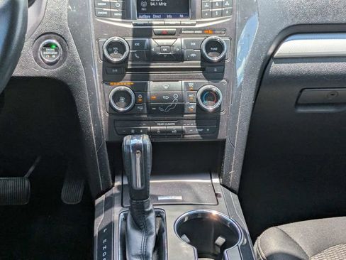 Used 2017 Ford Explorer XLT FWD image 19