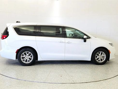 Used 2023 Chrysler Pacifica Touring-L FWD image 8