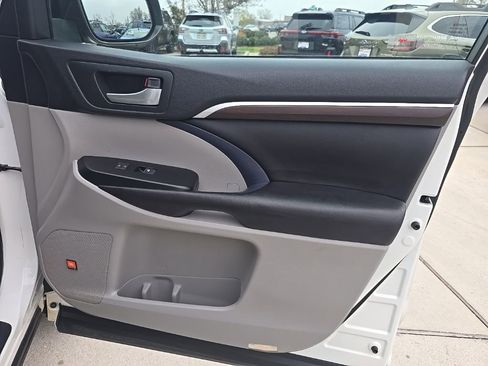 Used 2016 Toyota Highlander Limited image 31
