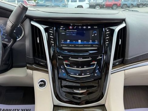 Used 2020 Cadillac Escalade Premium Luxury AWD/4WD image 18