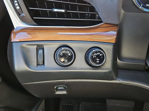 Used 2018 Cadillac Escalade Premium Luxury image 18