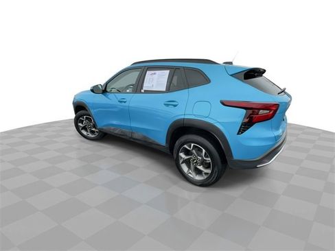 Certified 2025 Chevrolet Trax LT w/ Driver Confidence Package image 6