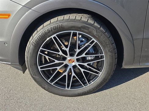 Certified 2025 Porsche Cayenne Base image 12