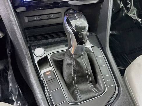 Certified 2025 Volkswagen Taos SE AWD/4WD image 17