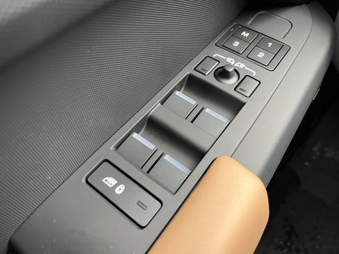 Used 2025 Land Rover Defender 110 S image 16